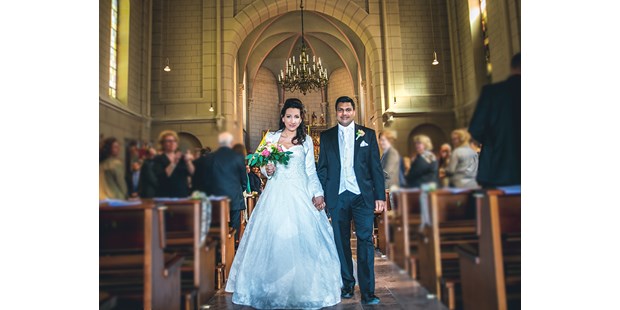 Hochzeitsfotos - Copyright und Rechte: Bilder auf Social Media erlaubt - Wehrheim - Brautpaar, Auszug Kirche, Hochzeitsreportage, Wehrheim,  - Christian Schmidt
