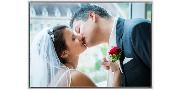 Hochzeitsfotos - Niederösterreich - Der "erste" offizielle Kuss nach der Trauung. Wieder ein, von allen Anwesenden, sehnlichst erwarteter Moment an diesem wunderbaren Tag.   - diePhotoSchmiede by Johannes Friedl