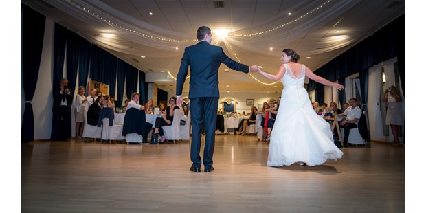 Hochzeitsfotos - Niederösterreich - Egal ob geübter Tänzer oder Tanzanfänger, wenn das Brautpaar die Tanzfläche betritt sind alle Augen auf sie gerichtet und jede Bewegung wird mit Bewunderung und abschließendem Applaus gewürdigt. - diePhotoSchmiede by Johannes Friedl