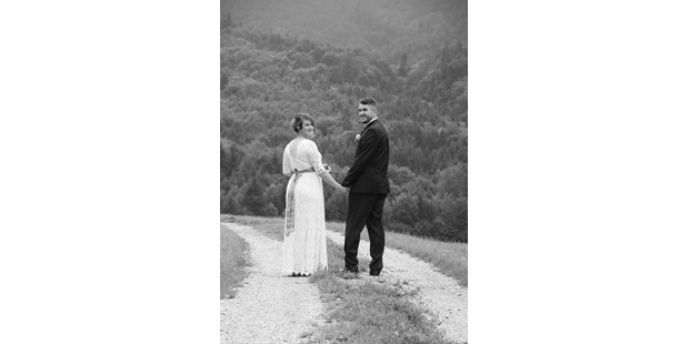 Hochzeitsfotos - Art des Shootings: Fotostory - Region Mondsee - Hand in Hand ein Leben lang - Fotokunstwerk von Eva