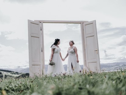 Hochzeitsfotos - Fotobox mit Zubehör - Greifenburg - Love is Love bei der freien Trauung von Lisa und Melanie am Attersee - Shots Of Love - Barbara Weber Photography
