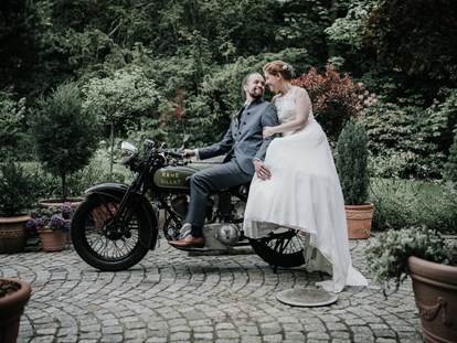 Hochzeitsfotos - Art des Shootings: Trash your Dress - Wiedenzhausen - Traumhochzeit im Gut Matzen - Shots Of Love - Barbara Weber Photography