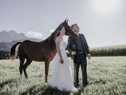 Hochzeitsfotos - Fotobox mit Zubehör - Wals - Hochzeitsshooting mit Araberstute Mystery - Shots Of Love - Barbara Weber Photography