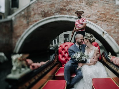 Hochzeitsfotos - Fotobox mit Zubehör - Traumhochzeit in einer venezianischen Gondel - Shots Of Love - Barbara Weber Photography