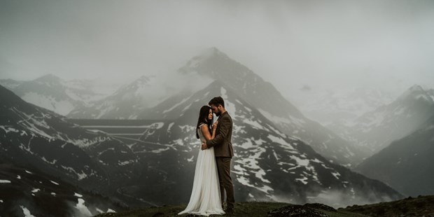 Hochzeitsfotos - Berufsfotograf - Bichlbach - Hochzeits Shooting mit dramatischen Wetter - Blitzkneisser