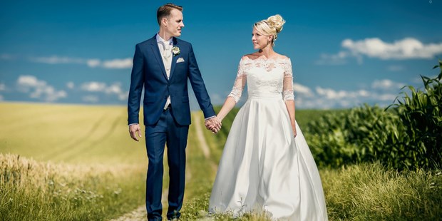 Hochzeitsfotos - Fotobox alleine buchbar - Ramerberg - Paarshooting beim Restaurant Wirt am Teich - Visual Wedding – Martin & Katrin