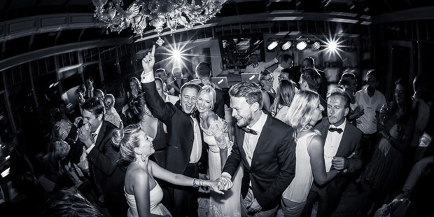 Hochzeitsfotos - Copyright und Rechte: Bilder auf Social Media erlaubt - Bayern - Hochzeitsparty im Gutshof Stangl - Charles Diehle - Hochzeitsfotograf München