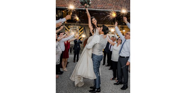 Hochzeitsfotos - Videografie buchbar - Naumburg (Burgenlandkreis) - Bilder am Abend mit Wunderkerzen - Jennifer & Michael Photography