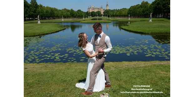 Hochzeitsfotos - Hamburg - #brautpaarshooting#
#schloss schwerin#
#schlossgarten#
#kreuzkanal# - REINHARD BALZEREK