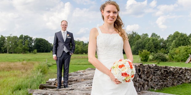 Hochzeitsfotos - Copyright und Rechte: Bilder auf Social Media erlaubt - Potsdam - Brautpaar in Schlepzig nahe des Weidendom. - rotschwarz design