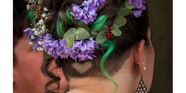 Hochzeitsfotos - Berufsfotograf - Thun - Die Braut, die Königin des Tages mit einem sehr schön geflochtenem Kopfschmuck - Markus Eymann
