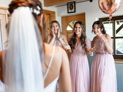 Hochzeitsfotos - Copyright und Rechte: Bilder auf Social Media erlaubt - Lenart - Schöne Momente beim Getting Ready der Braut - Monika Wittmann Photography