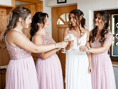 Hochzeitsfotos - Pinkafeld - Hübsche Braut und Bridemaids - Monika Wittmann Photography