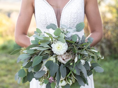 Hochzeitsfotos - Berufsfotograf - Kärnten - Cooler Eucalyptusbrautstrauß - Monika Wittmann Photography