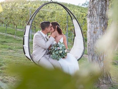 Hochzeitsfotos - zweite Kamera - St. Donat - Romantischer Kuss in den Weinbergen - Monika Wittmann Photography
