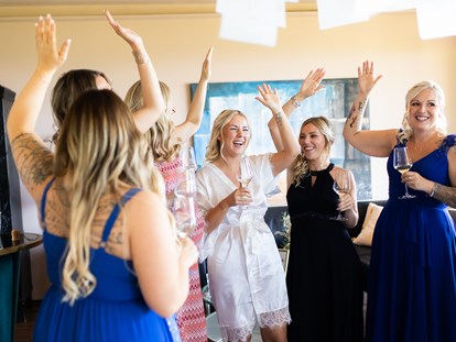 Hochzeitsfotos - Copyright und Rechte: Bilder auf Social Media erlaubt - Kremsmünster - Spaß beim Getting Ready - Monika Wittmann Photography