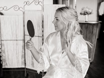Hochzeitsfotos - Berufsfotograf - Sankt Gallen - Wunderschöne Braut beim Styling - Monika Wittmann Photography