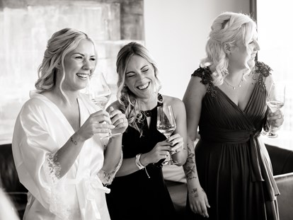 Hochzeitsfotos - Bled - Brautstyling mit den Mädels - Monika Wittmann Photography