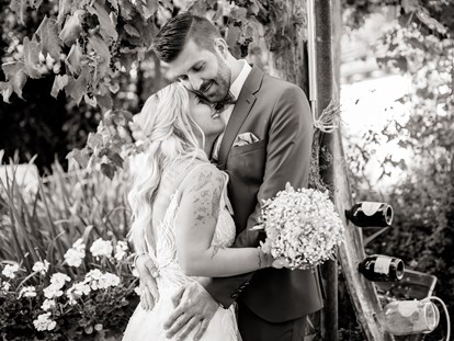 Hochzeitsfotos - Copyright und Rechte: Bilder auf Social Media erlaubt - St. Donat - Ein tolles Paar - Monika Wittmann Photography