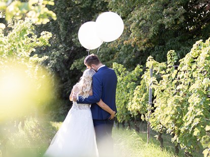 Hochzeitsfotos - Videografie buchbar - Lanzenkirchen - Romantische Augenblicke im Weingarten - Monika Wittmann Photography