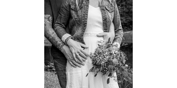 Hochzeitsfotos - Art des Shootings: Portrait Hochzeitsshooting - Vorarlberg - Dieses bezaubernde Paar durfte ich gleich mit der ganzen Familie bei einem After Wedding Shooting mit meiner Kamera festhalten. - Glücksbild Fotografie