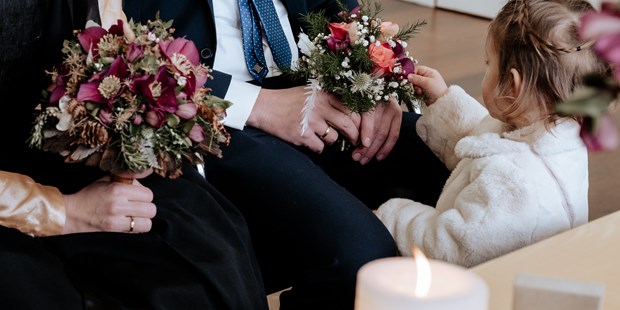Hochzeitsfotos - Copyright und Rechte: Bilder auf Social Media erlaubt - Vorarlberg - Anfang Jänner durfte ich das Brautpaar Troy auf ihrem Weg zum Standesamt begleiten. Mit viel Freude feierten sie ihren besonderen Tag.  - Glücksbild Fotografie