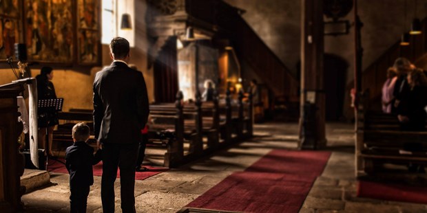 Hochzeitsfotos - Art des Shootings: Hochzeits Shooting - Hof (Hof) - Sohn und Bräutigam warten auf die Braut in der Kirche, Nürnberg 2017 - Lichtfang Weimar