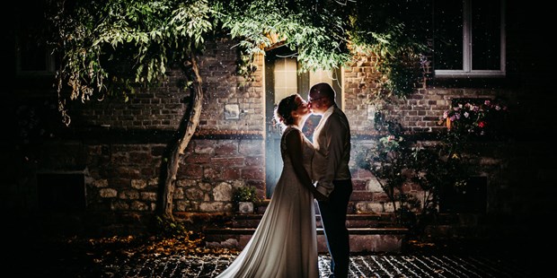 Hochzeitsfotos - Fotobox mit Zubehör - Nußloch - Brautpaarportraitsbilder bei Nacht - Matthias Raith Hochzeitsfotograf