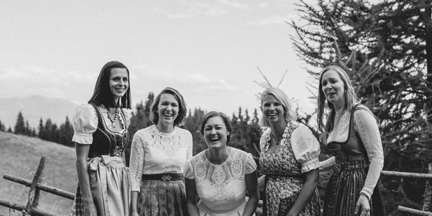 Hochzeitsfotos - Fotostudio - Kärnten - Gruppenfoto auf der Schulterkogelhütte - Lydia Jung Photography
