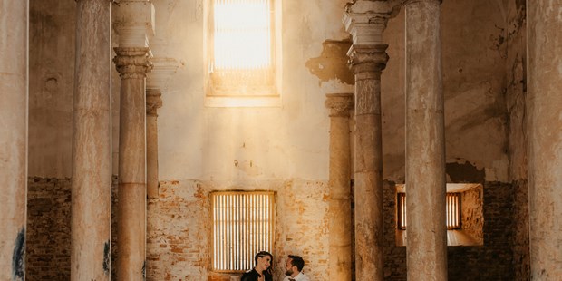 Hochzeitsfotos - zweite Kamera - Cham (Cham) - Bild entstand bei einem Styledshooting im Marstallt des Innviertler Versailles

WOW-Foto-Award-Gewinnerbild im Bereich "Styledshooting" - Andrea Gadringer