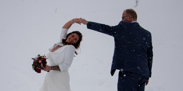 Hochzeitsfotos - Art des Shootings: Prewedding Shooting - Bezirk Innsbruck Land - Winterhochzeit in Tirol - Hintertux - Priml Photography