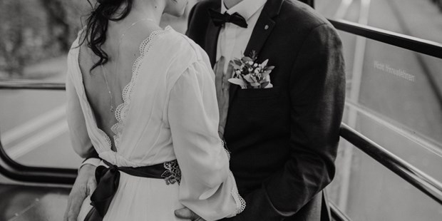 Hochzeitsfotos - Art des Shootings: Trash your Dress - Oftringen - Urbane Hochzeit in Zürich. Ich bin mit dem Brautpaar im Tram durch Zürich gefahren. :) - Sulamit Eschmann