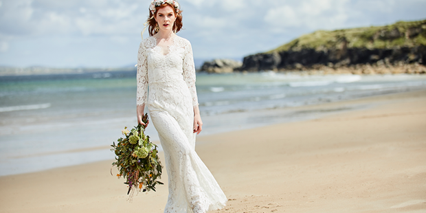 Hochzeitsfotos - Art des Shootings: Hochzeits Shooting - Seeboden - Braut auf Achill Island, Irland | www.c-g.wedding - C&G Wedding - Elopement und Hochzeits Fotografie