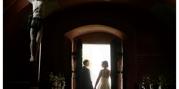 Hochzeitsfotos - Fotostudio - Eisenstadt - Paar in der Kirche | www.c-g.wedding - C&G Wedding - Elopement und Hochzeits Fotografie