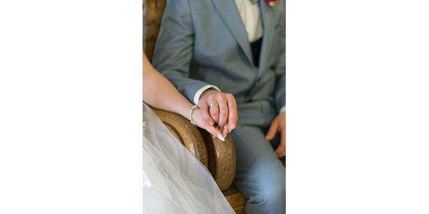 Hochzeitsfotos - Berufsfotograf - Bezirk Innsbruck Land - Hand in Hand in die gemeinsame Zukunft - Sabrina Hohn