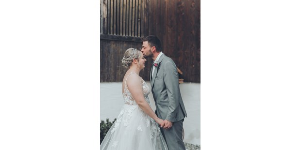 Hochzeitsfotos - Art des Shootings: Prewedding Shooting - Tiroler Oberland - Ein Kuss auf die Stirn bedeutet "Ich liebe Dich" - Sabrina Hohn