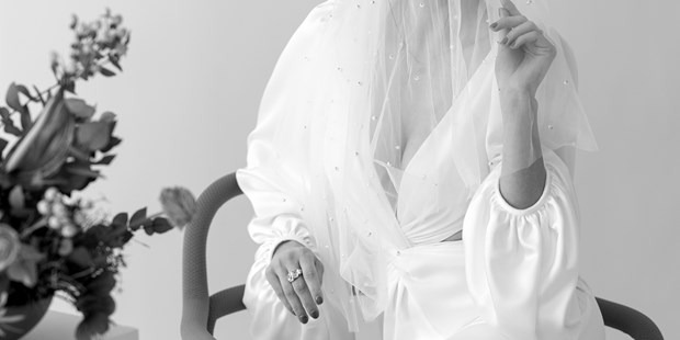 Hochzeitsfotos - Videografie buchbar - Gmünd (Gmünd) - Braut beim Getting Ready Editorial Hochzeitsfotografie Wien - Sandy Alonso Photography
