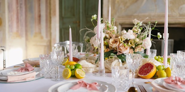 Hochzeitsfotos - Videografie buchbar - MARIBOR - Hochzeitstafel elegant - Sandy Alonso Photography