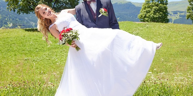 Hochzeitsfotos - Art des Shootings: Trash your Dress - Feldbach (Hombrechtikon) - Hochzeitsfest in Grindelwald - CountryFoto