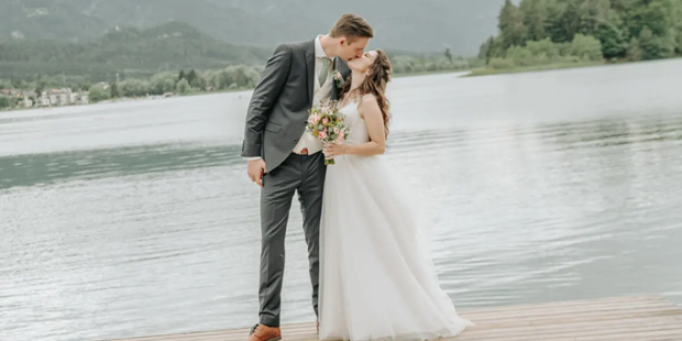 Hochzeitsfotos - Copyright und Rechte: Bilder auf Social Media erlaubt - Faaker-/Ossiachersee - Brautpaar am Faaker See - Melanie Timm
