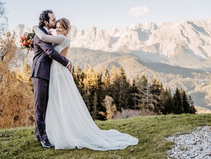 Hochzeitsfotos - Videografie buchbar - Stallwang - Brautpaar vor Bergpanorama - Facetten Fotografie