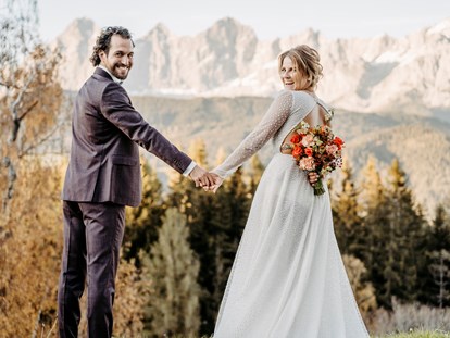 Hochzeitsfotos - Art des Shootings: Fotostory - Radstadt - Brautpaar sieht lächelnd in die Kamera - Facetten Fotografie
