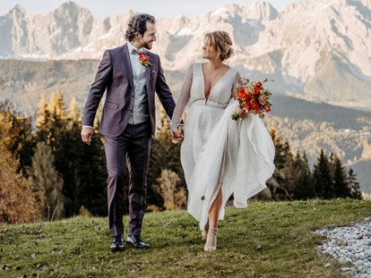 Hochzeitsfotos - zweite Kamera - Absam - Brautpaar vor einem traumhaftem Bergpanorama - Facetten Fotografie