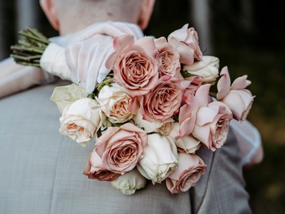 Hochzeitsfotos - Copyright und Rechte: Bilder auf Social Media erlaubt - Wiedenzhausen - Brautstrauß - Facetten Fotografie
