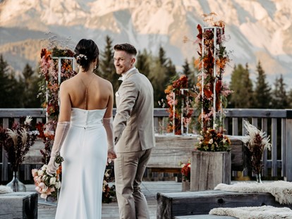 Hochzeitsfotos - Österreich - Brautpaar vor einem traumhaft geschmückten Altar - Facetten Fotografie