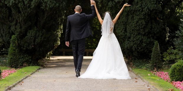 Hochzeitsfotos - Copyright und Rechte: Bilder auf Social Media erlaubt - Gelsenkirchen - After Wedding Shooting im Park - Hochzeitsfotografen NRW