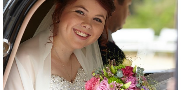 Hochzeitsfotos - Copyright und Rechte: Bilder auf Social Media erlaubt - Thüringen - Ankunft der Braut vor der Trauung  - ST.ERN Photography