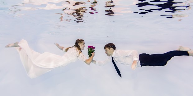 Hochzeitsfotos - Art des Shootings: Unterwassershooting - Naumburg (Burgenlandkreis) - der Antrag - ST.ERN Photography