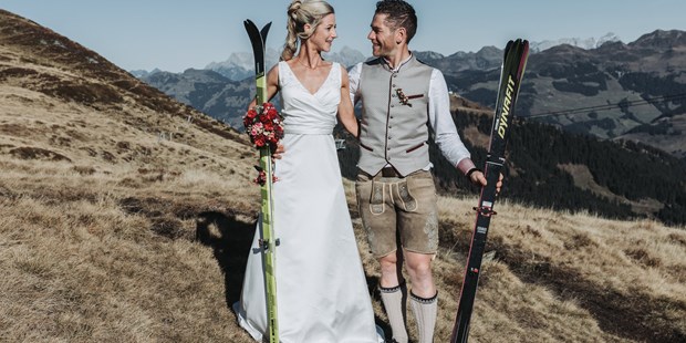 Hochzeitsfotos - zweite Kamera - Tiroler Oberland - Hochzeitspaar beim Paarshooting einer freien Trauung in Kitzbühel  - Sophia Eerden
