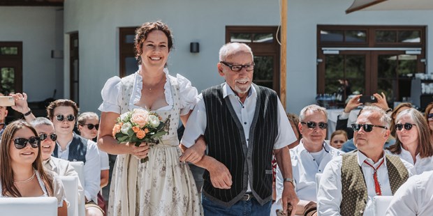 Hochzeitsfotos - zweite Kamera - Tirol - Einzug der Braut mit ihrem Vater. Hochzeit beim Kitzhof in Kitzbühel. - Sophia Eerden
